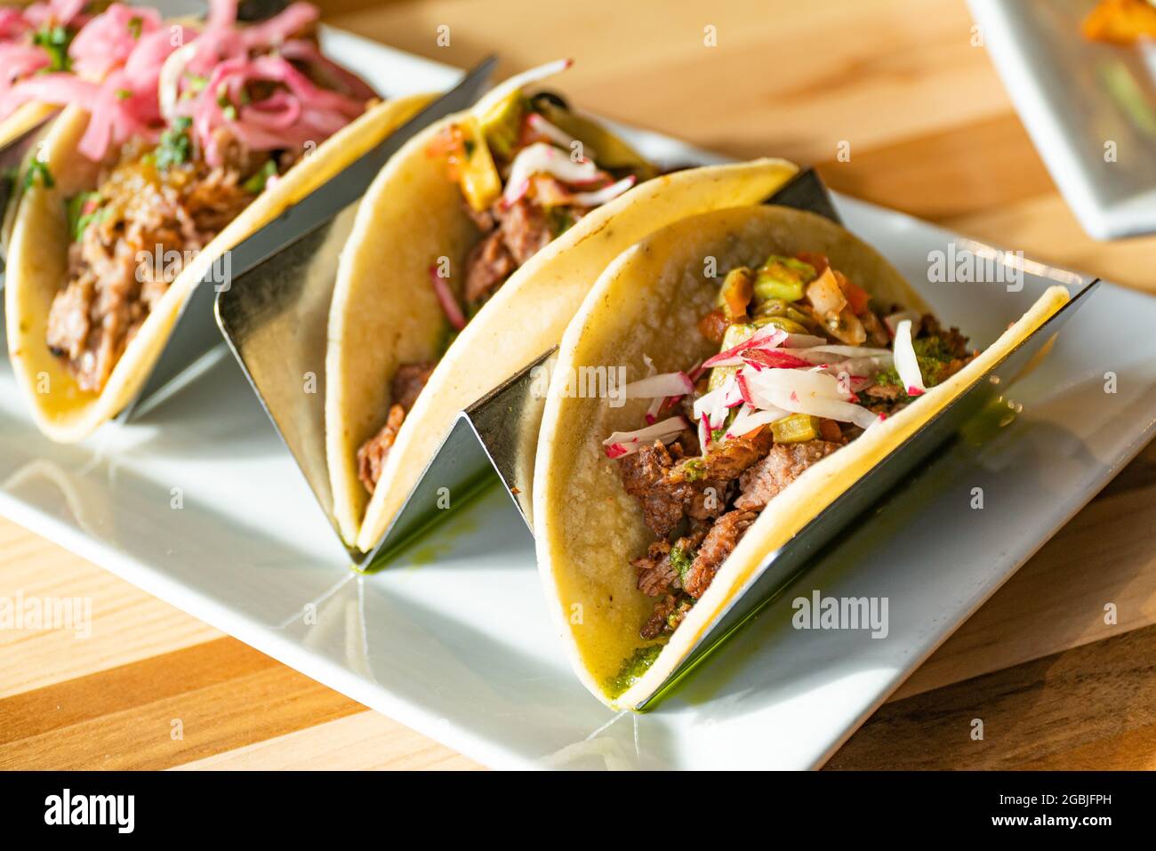 Assiette remplie de Tacos de rue mexicain gastronomique Photo Stock - Alamy