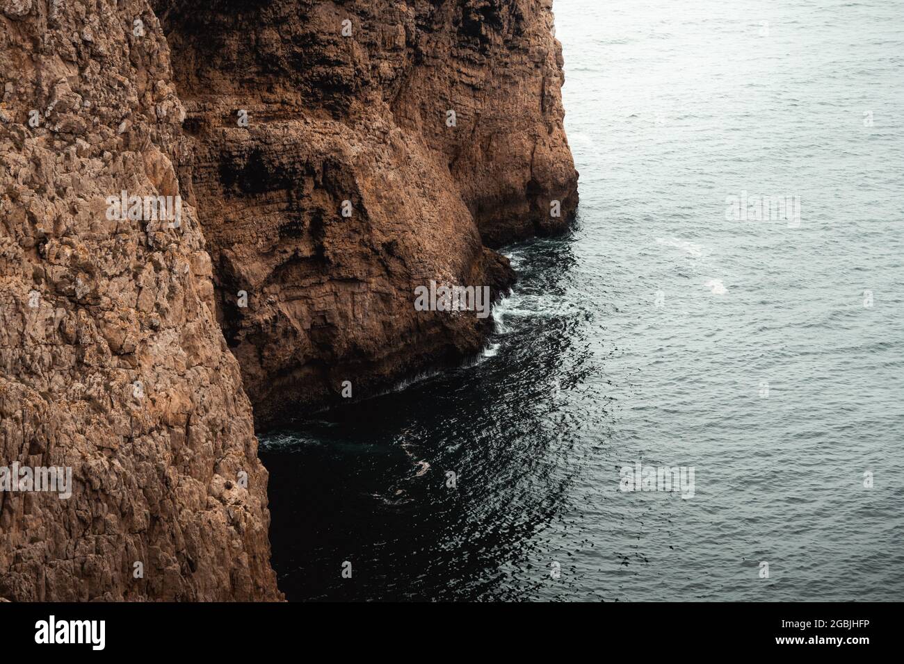 Fond d'une falaise touchant l'océan - Sagres, Portugal Banque D'Images