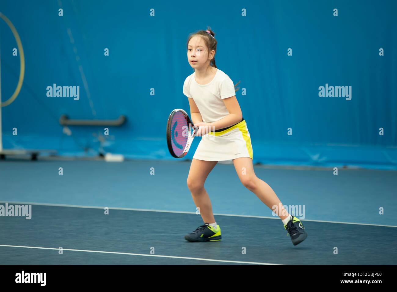 Biélorussie, ville de Gomil, 01 avril 2021. Compétitions de tennis pour enfants. Une fille avec une raquette de tennis sur le court. Banque D'Images