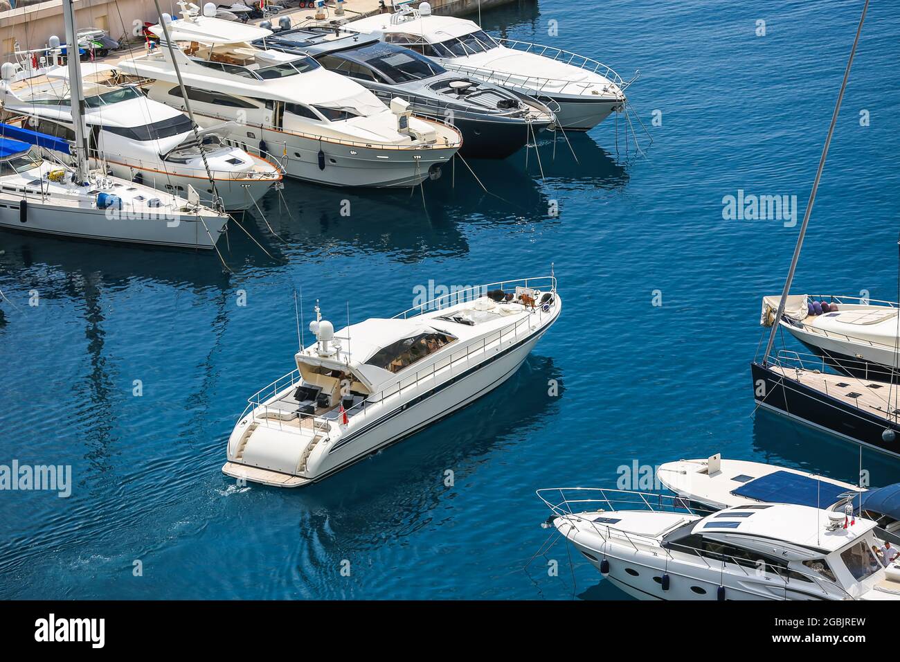 Yacht de voile en mer Méditerranée près de Côte d'Azur et Monaco Banque D'Images