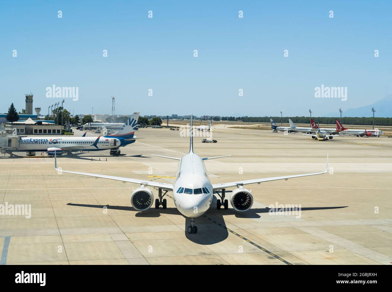 Antalya, Turquie - 4 août 2021 : aéroport international d'Antalya avec avions prêts pour le départ avec les vacanciers et les touristes. Photo de haute qualité Banque D'Images