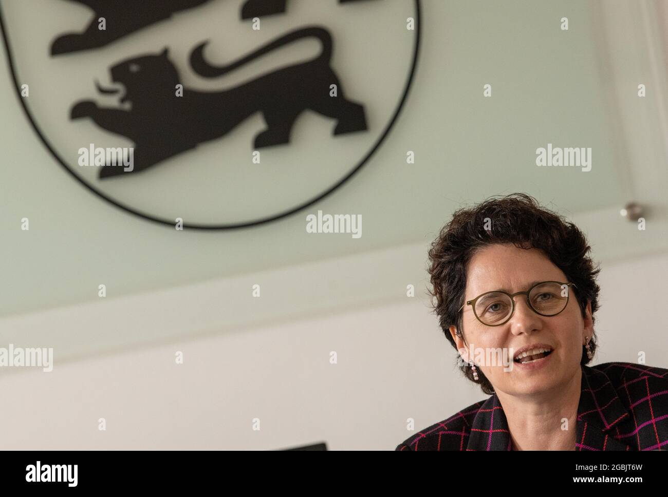 Ulm, Allemagne. 04e août 2021. Marion Gentges (CDU), ministre de la Justice du Bade-Wurtemberg, prend la parole lors d'une conférence de presse dans la cour régionale. La Bavière et le Bade-Wurtemberg veulent faire avancer conjointement la numérisation du pouvoir judiciaire. Credit: Stefan Puchner/dpa/Alay Live News Banque D'Images