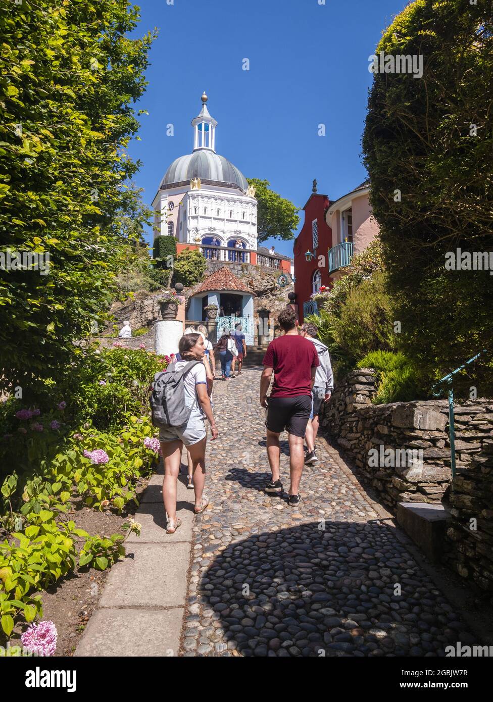 Portmeirion est le village italien du pays de Galles conçu par l'architecte Clough Williams-Ellis. Il a été utilisé comme paramètre pour la série TV le prisonnier Banque D'Images