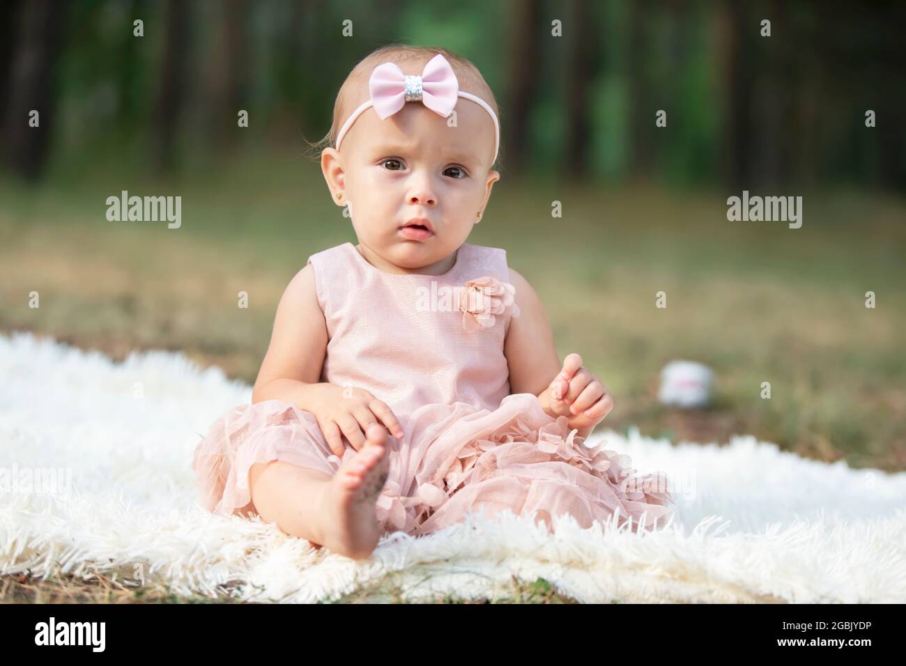 Une Belle Petite Fille Sur Une Promenade Dans Un Parc D Ete Enfant De 1 An Bebe Doux Photo Stock Alamy