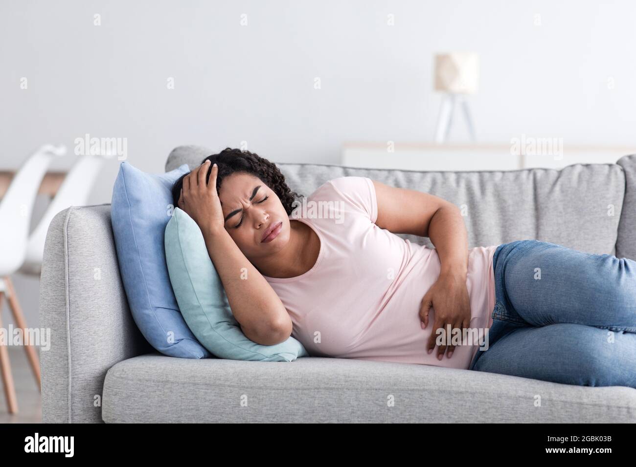 Sensation de malaise, menstruation, grippe, migraines et maladie, Covid-19 à la maison Banque D'Images