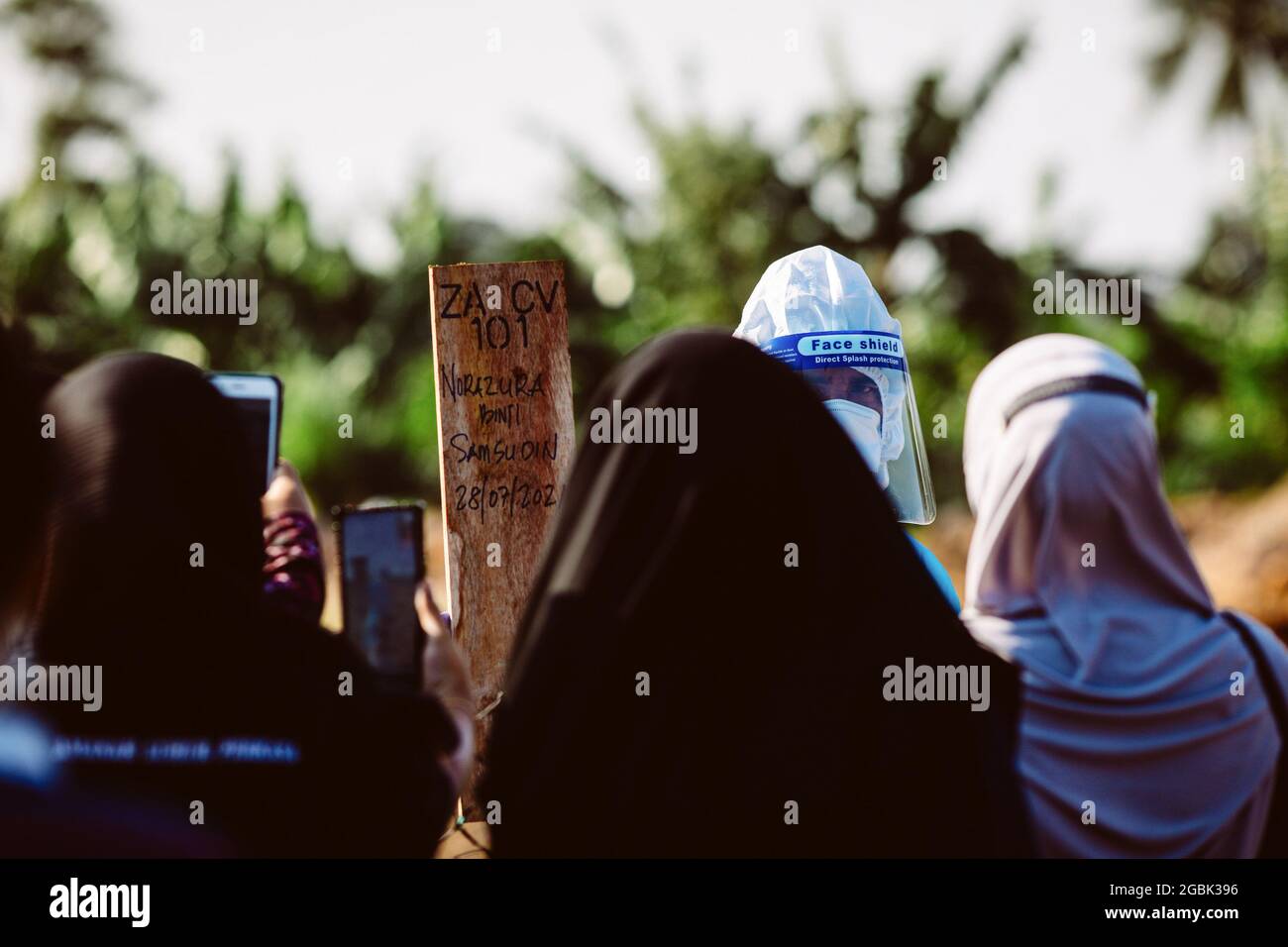 Klang, Malaisie. 28 juillet 2021. Plusieurs héritiers de la famille du défunt sont en train d'assister à la cérémonie funéraire au cimetière islamique.la Malaisie a enregistré le plus grand nombre de cas de covid-19 avec 19,819 nouveaux cas et 257 morts. Crédit : SOPA Images Limited/Alamy Live News Banque D'Images