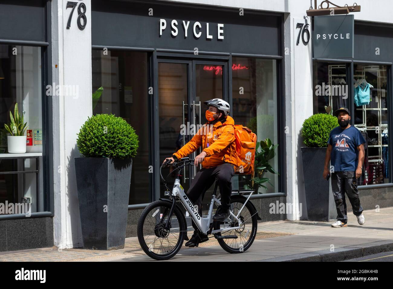 Uber mange cycliste de livraison Banque de photographies et d’images à haute résolution Alamy