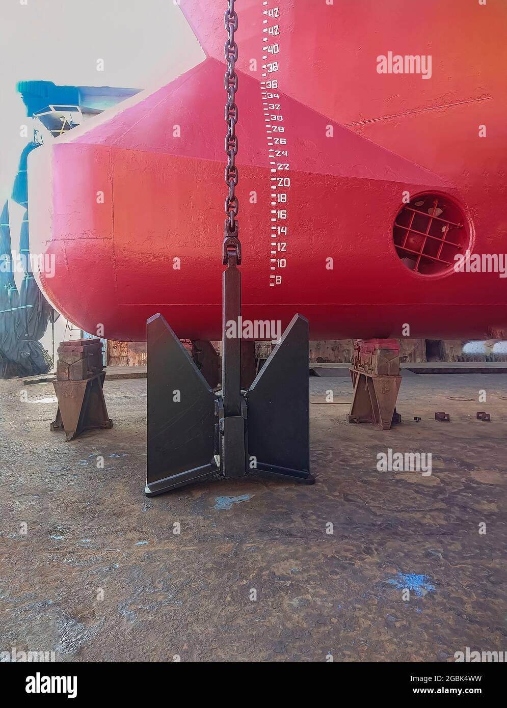 Navire de cargaison sèche dans le quai sec du chantier naval en réparation et en entretien. L'arc d'un grand navire de cargaison avec une ampoule et un propulseur d'arc sur une cale Banque D'Images