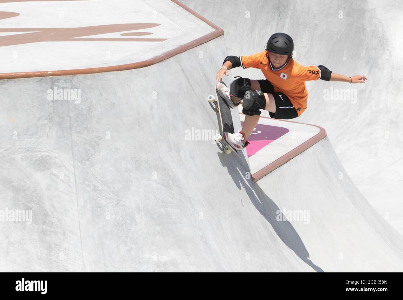 Tokyo, Kanto, Japon. 4 août 2021. Le skateboarder japonais, MISUGU OKAMOTO,  15 ans, fait du skate dans le concours de skateboarding du parc des femmes  à Ariake Urban Sports Park lors des