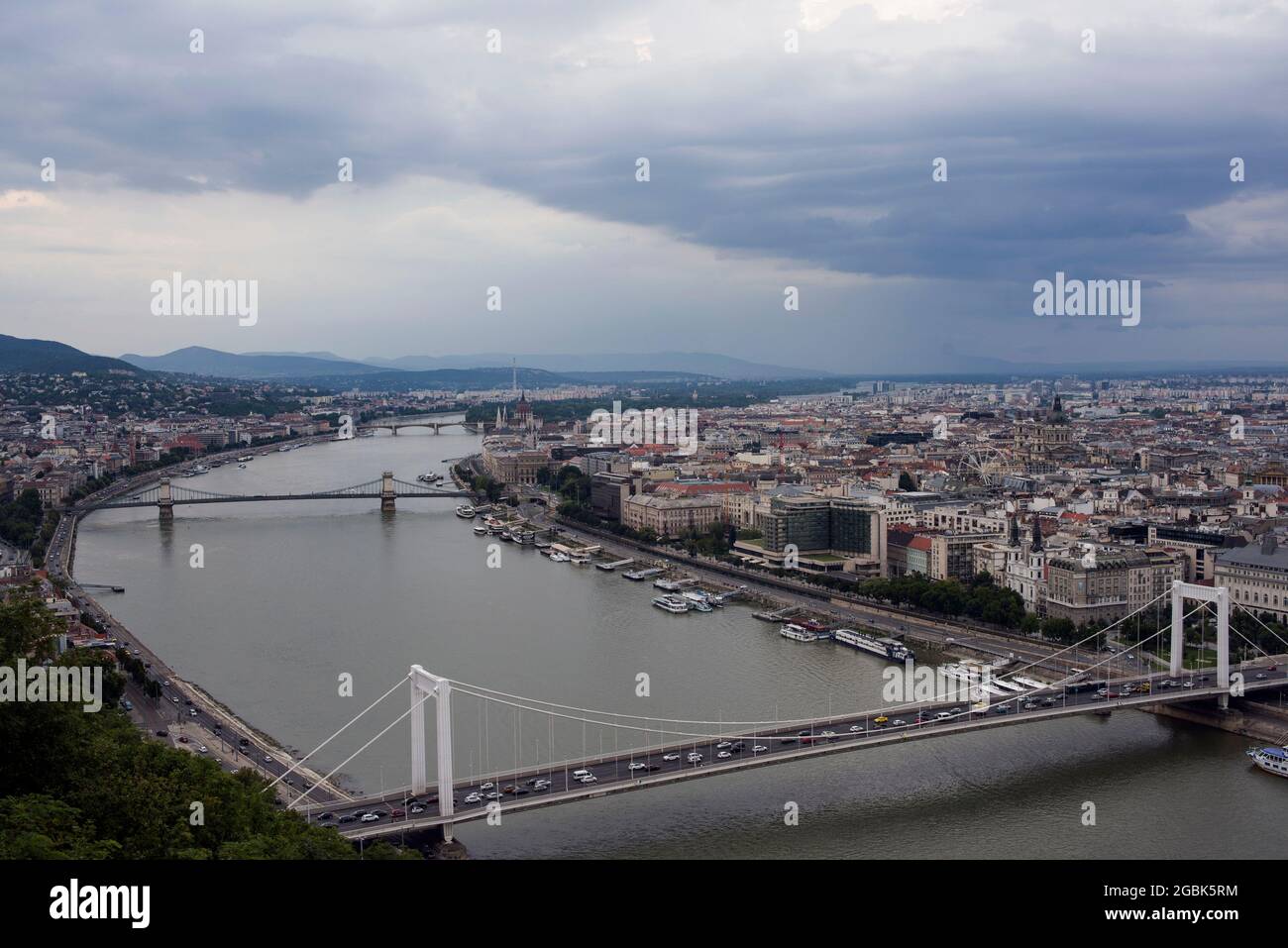 Budapest, Hongrie. 26 juillet 2020. Le pont d'Elisabeth (Erzsebet HID), le pont de chaîne (LANC HID) et le pont de Margit (Margit HID) sont vus sur le Danube reliant Buda à Pest. (Photo par Attila Husejnow/SOPA Images/Sipa USA) crédit: SIPA USA/Alay Live News Banque D'Images