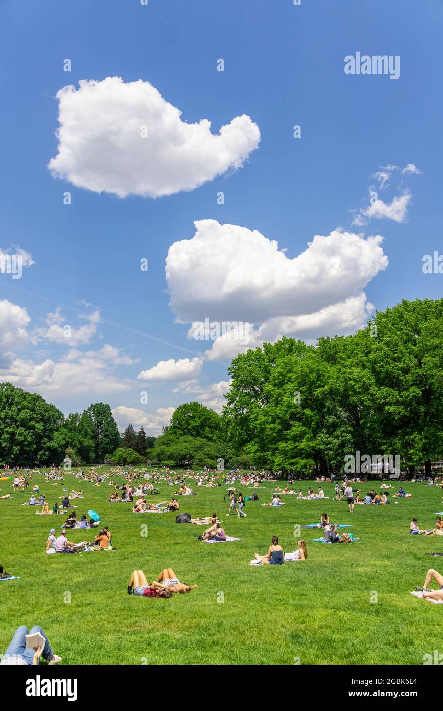 Les gens se détendent sur le pré Sheep Meadow of Central Park au milieu de la pandémie de COVID-19 NYC. Banque D'Images