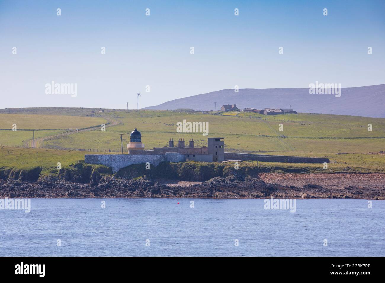L'île de Graemsay Lighthouse et les vestiges de la Seconde Guerre mondiale Scata Flow défenses Banque D'Images