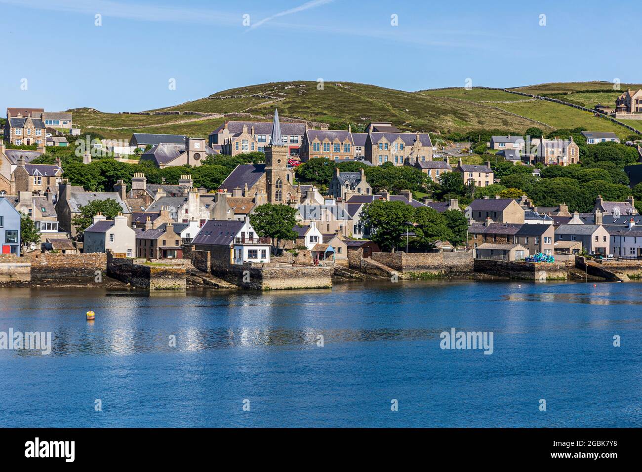 Vue sur Stromness quand le ferry NorthLink entre dans le port de Scala Flo Banque D'Images