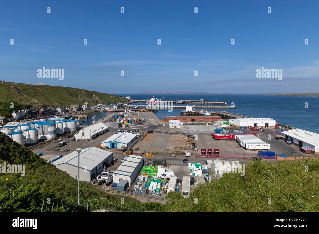 Vue sur le terminal du ferry de Scrabster avec Dunnet Head au loin Banque D'Images