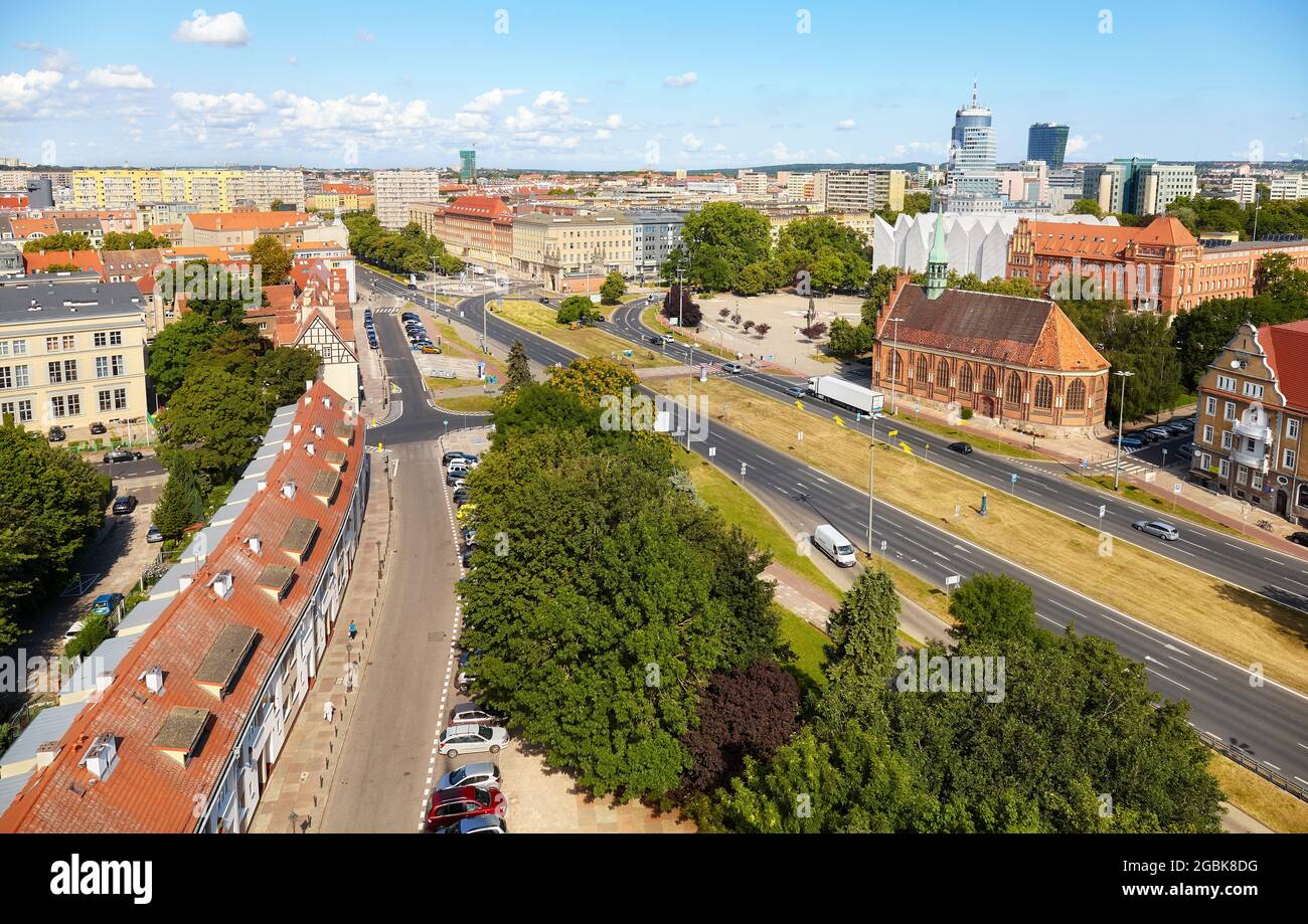 Vue aérienne du paysage urbain de Szczecin lors d'une journée ensoleillée d'été, en Pologne. Banque D'Images