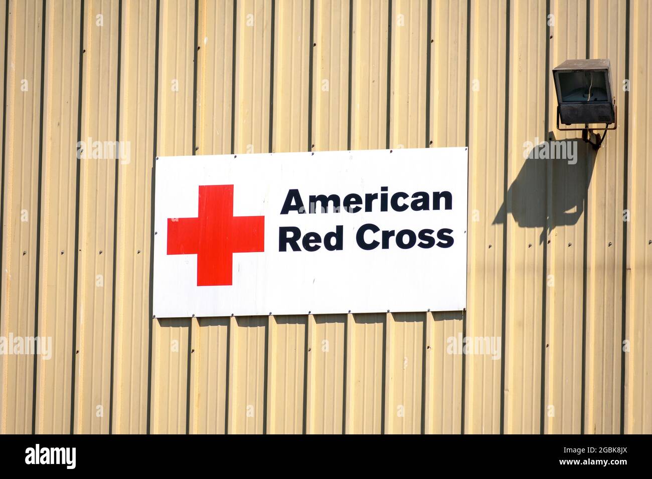 Le signe de la Croix-Rouge américaine sur la façade de est un bâtiment d'organisation humanitaire à but non lucratif - San Francisco, Californie, USA - 2021 Banque D'Images