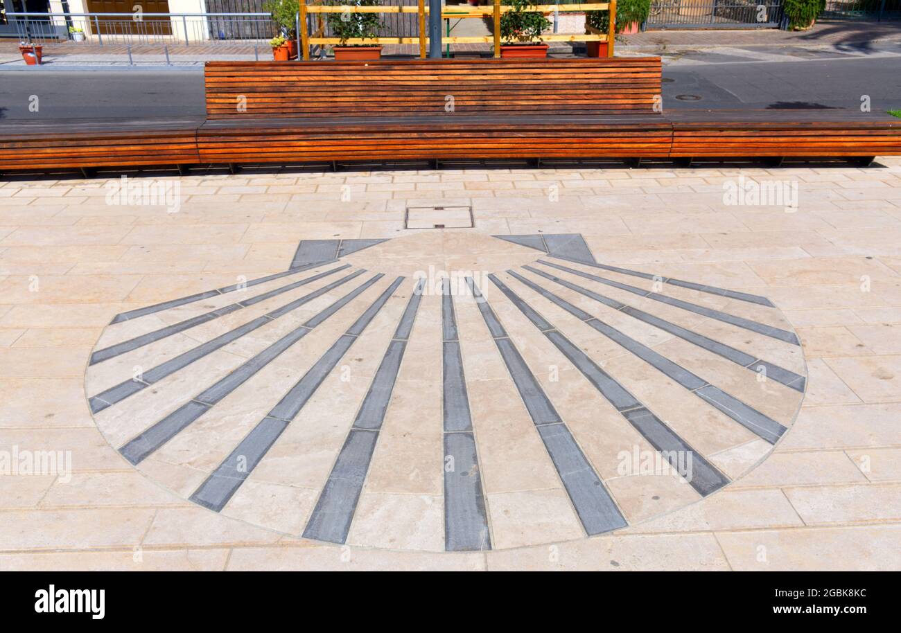 Le symbole pétoncle des pèlerins de saint-jacques-de-compostelle était représenté sur un trottoir le long de la côte ligure Banque D'Images