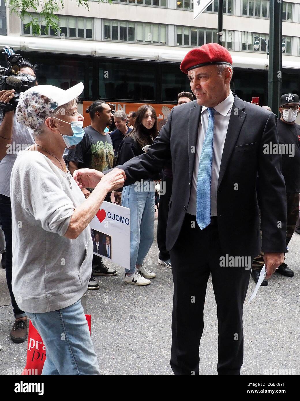 New York, New York, États-Unis. 4 août 2021. Curtis Sliwa, candidate  républicaine pour la ville de New York, parle avec une femme à l'extérieur  du bureau de Manhattan du gouverneur de New