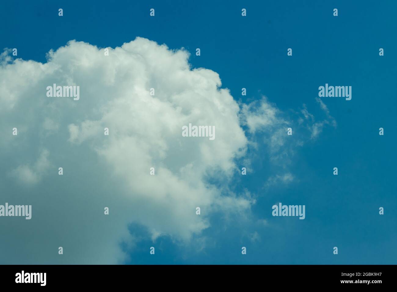 Couverture de ciel bleu ensoleillé nuages blancs sur le beau ciel bleu Banque D'Images
