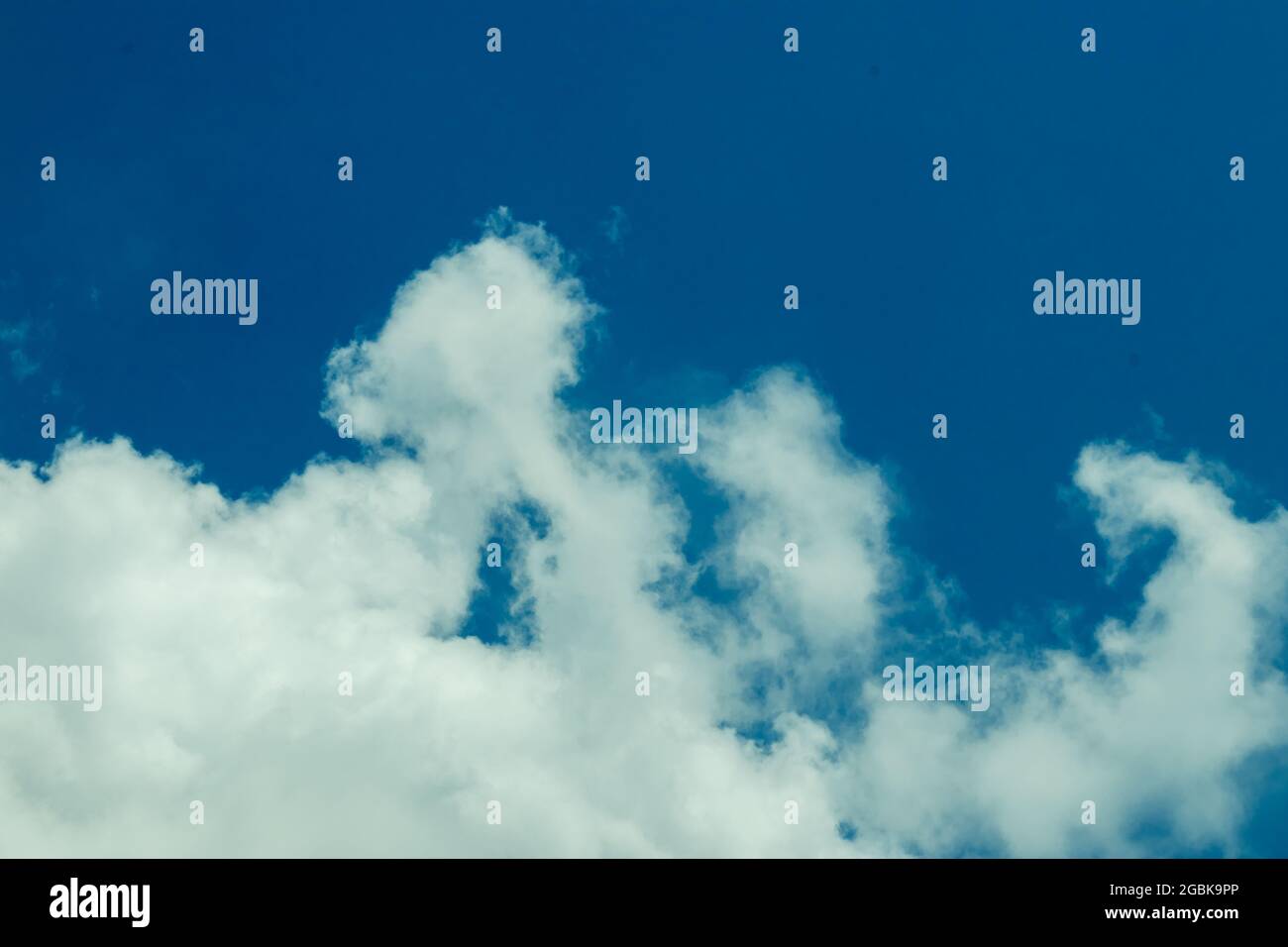 Immense couverture de nuages blancs sur le ciel bleu extraordinairement beau Banque D'Images