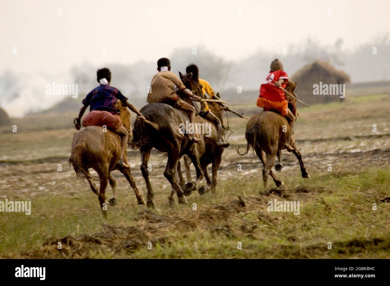 La course hippique ou «Ghora Dabor», est un événement sportif traditionnel qui se tient sur route de boue ou de champ ouvert, juste après la récolte en hiver. Tularampur, Jessore, Bangladesh. 20 janvier 2008. Banque D'Images