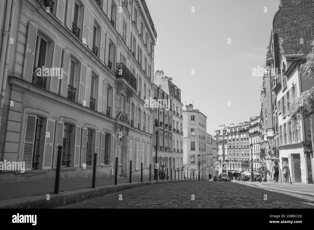 Une rue typique de Montmartre, noir et blanc, Pa Banque D'Images