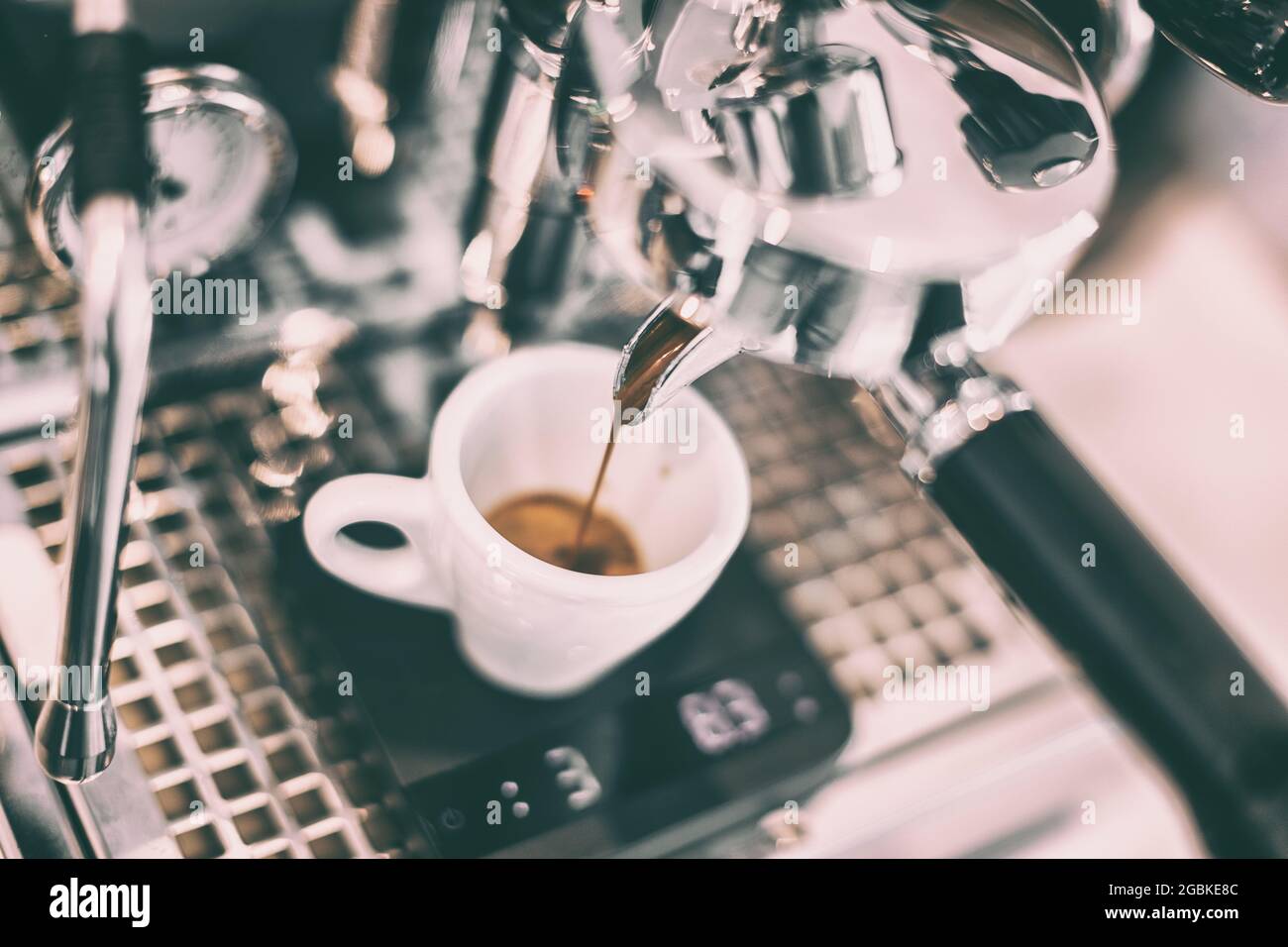 Machine à espresso au bar du café, le barista prépare un lungo en une seule  dose. Gros plan du gobelet sur la balance Photo Stock - Alamy