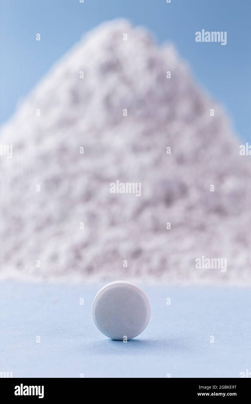 pilule blanche avec oxyde de zinc en arrière-plan, concept de vitamine. Banque D'Images