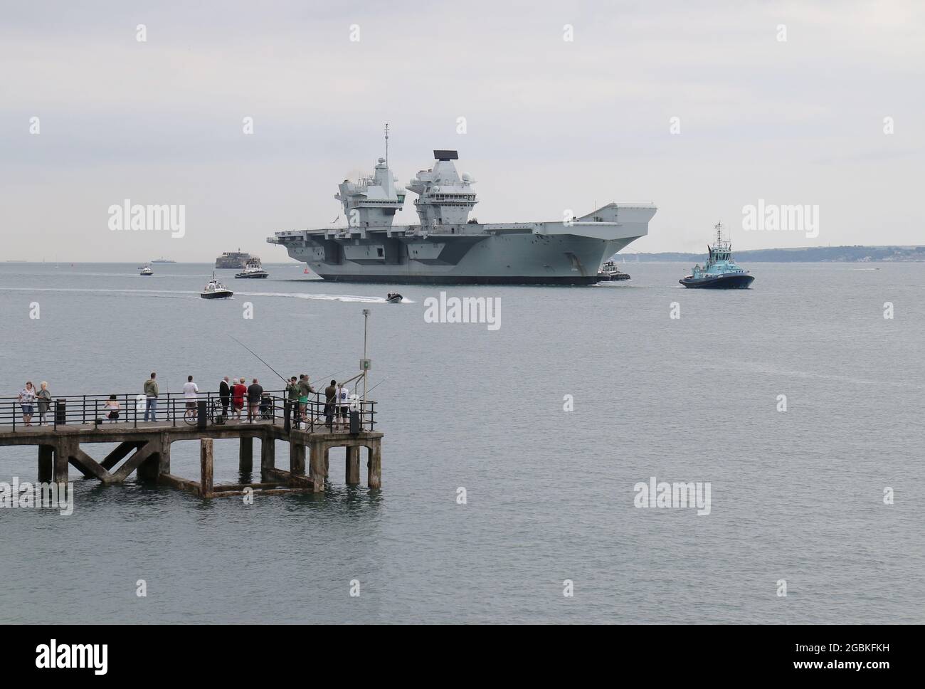 Les gens de Victoria Pier, Old Portsmouth regardent le porte-avions de la Royal Navy HMS PRINCE OF WALES arriver à la maison Banque D'Images