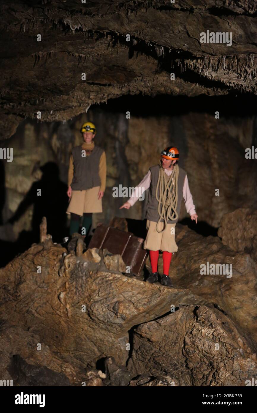 04 août 2021, Saxe-Anhalt, Rübeland: Des acteurs se sont produits sur la scène naturelle de la grotte de Baumann dans les montagnes du Harz. Dans le cadre du Harz Cave Festival, la pièce « le voyage au centre de la Terre » a été jouée. Le Harz Free Theatre réalisé par K. Heydenbluth a mis en scène la pièce. Les grottes de Dripstone sont parmi les plus anciennes grottes d'Allemagne. Photo: Matthias Bein/dpa-Zentralbild/ZB Banque D'Images