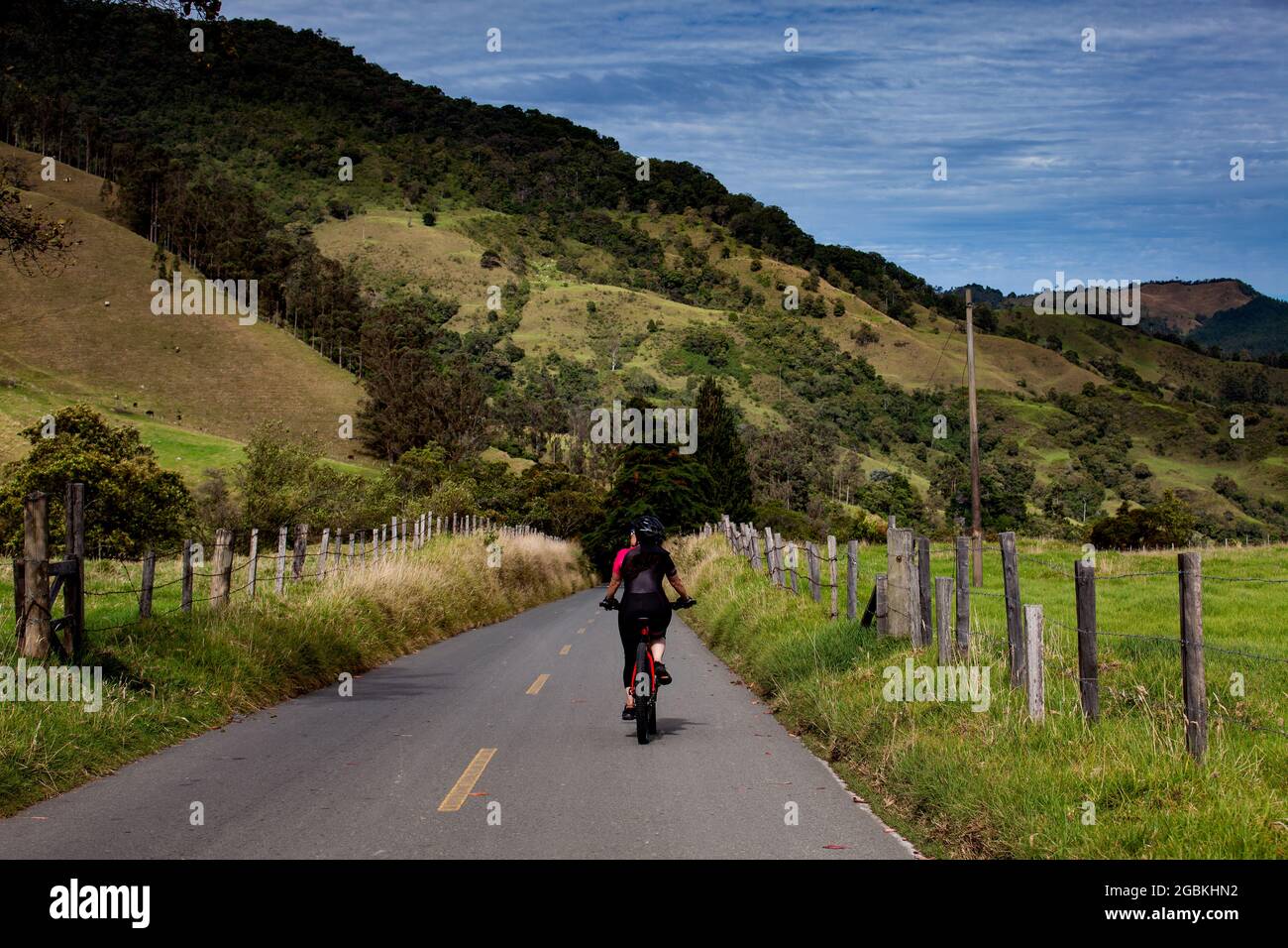 Femme à vélo sur les beaux paysages de la vallée de Cocora située dans la région de Quindio en Colombie Banque D'Images