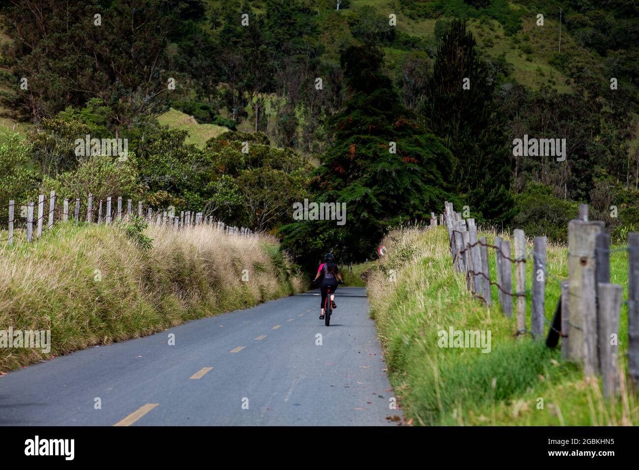 Femme à vélo sur les beaux paysages de la vallée de Cocora située dans la région de Quindio en Colombie Banque D'Images