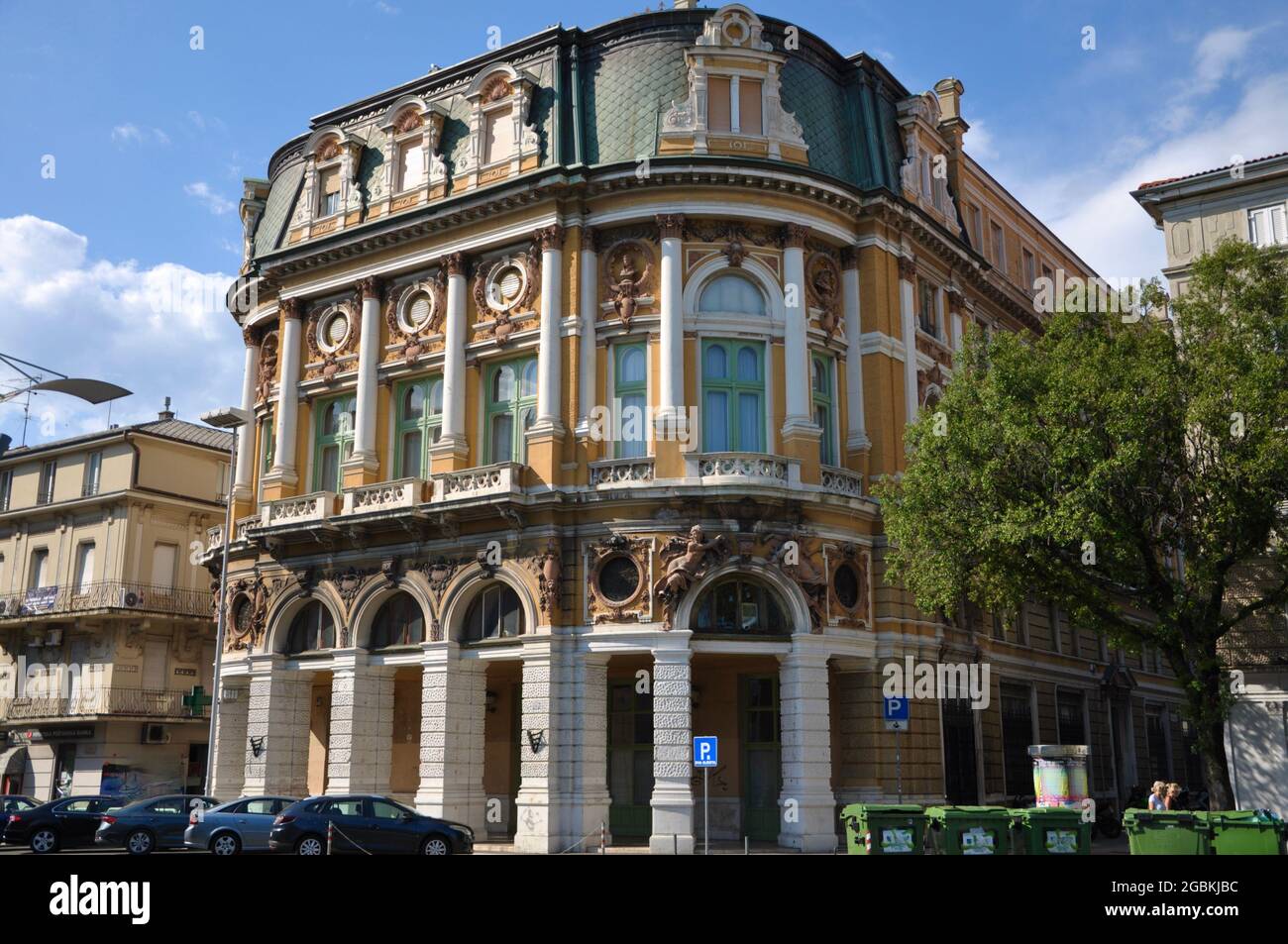 Le palais Modello a été construit en 1885. Sur la place du théâtre
