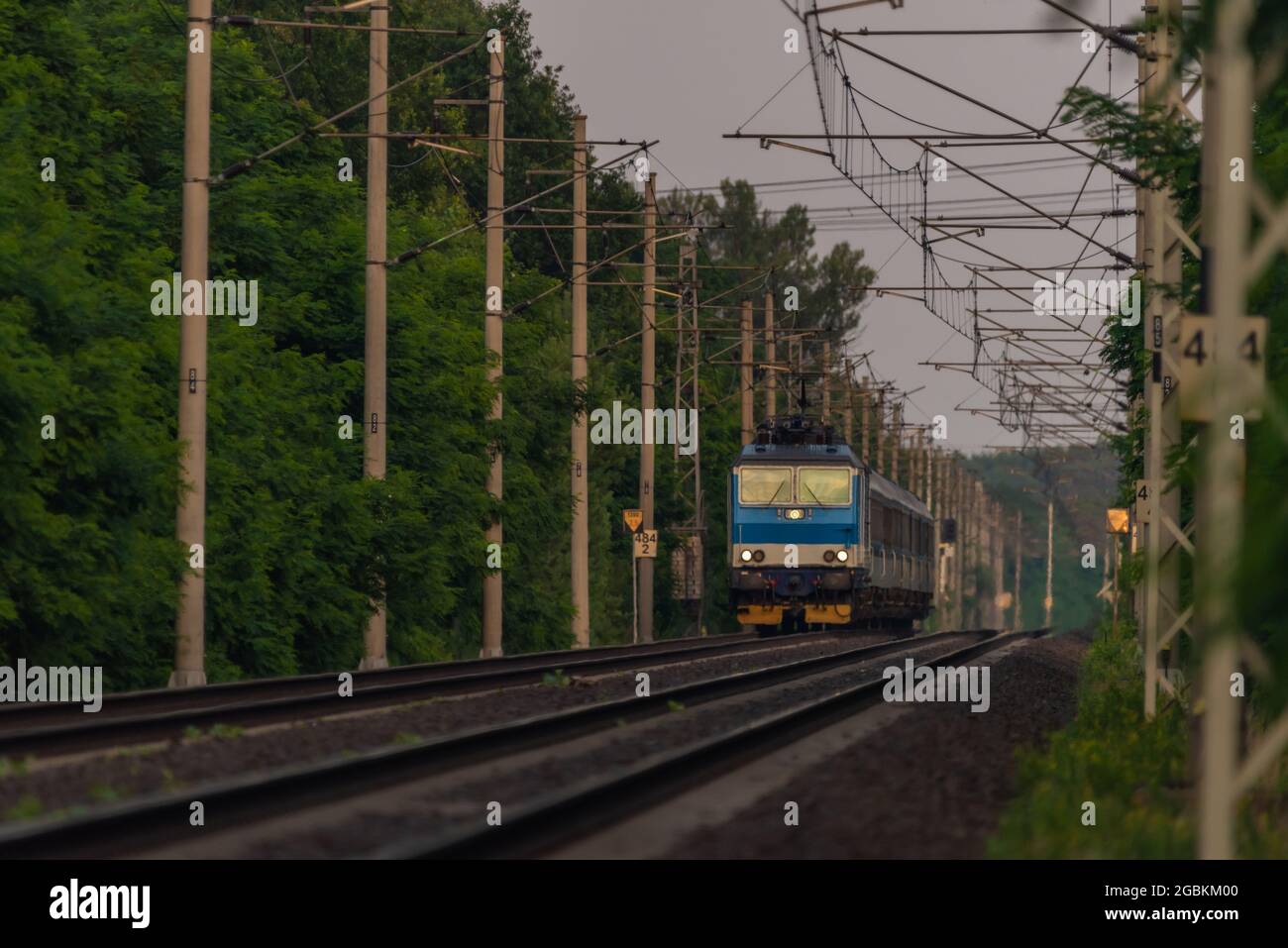 Des trains et un petit coup de sifflet s'arrêtent à Olesko en Bohême centrale, au coucher du soleil Banque D'Images