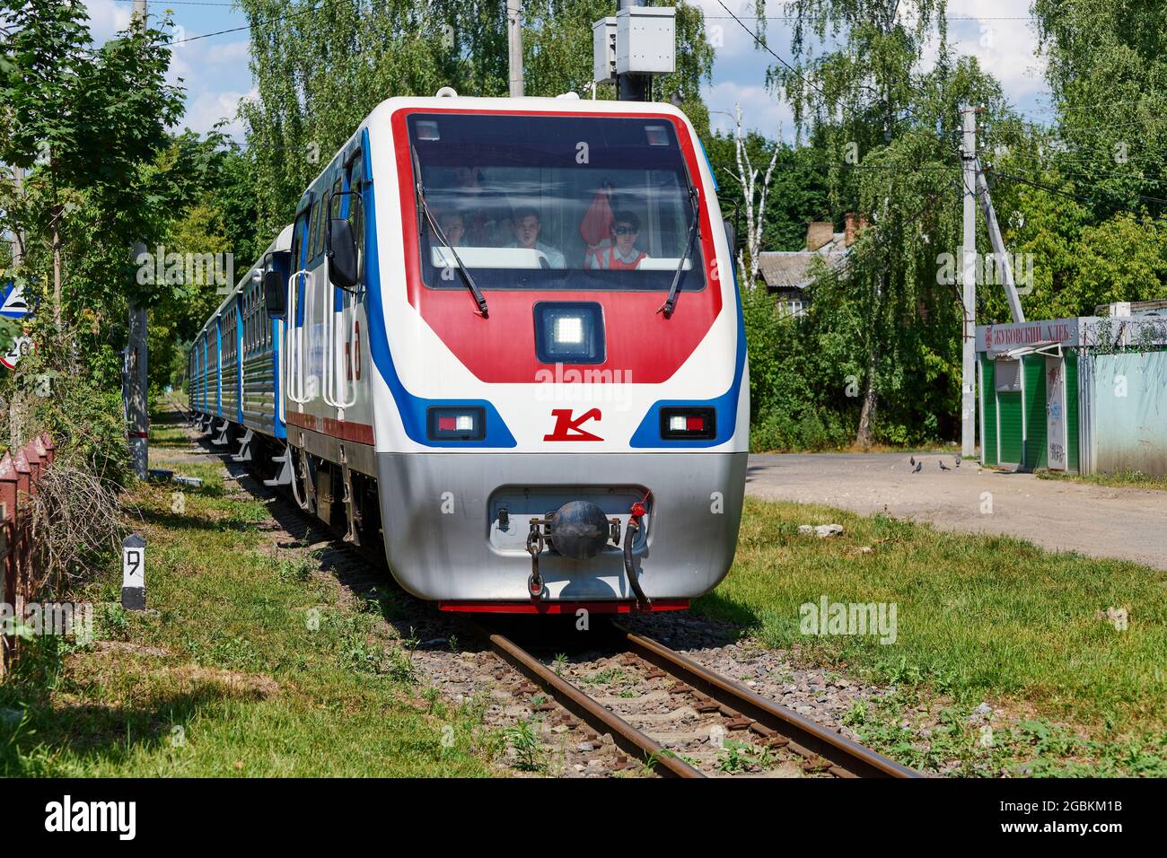 Gros plan d'une locomotive diesel de passagers se déplaçant le long des rails, chemin de fer pour enfants, point de repère: Zhukovsky, Russie - 27 juillet 2021. Banque D'Images