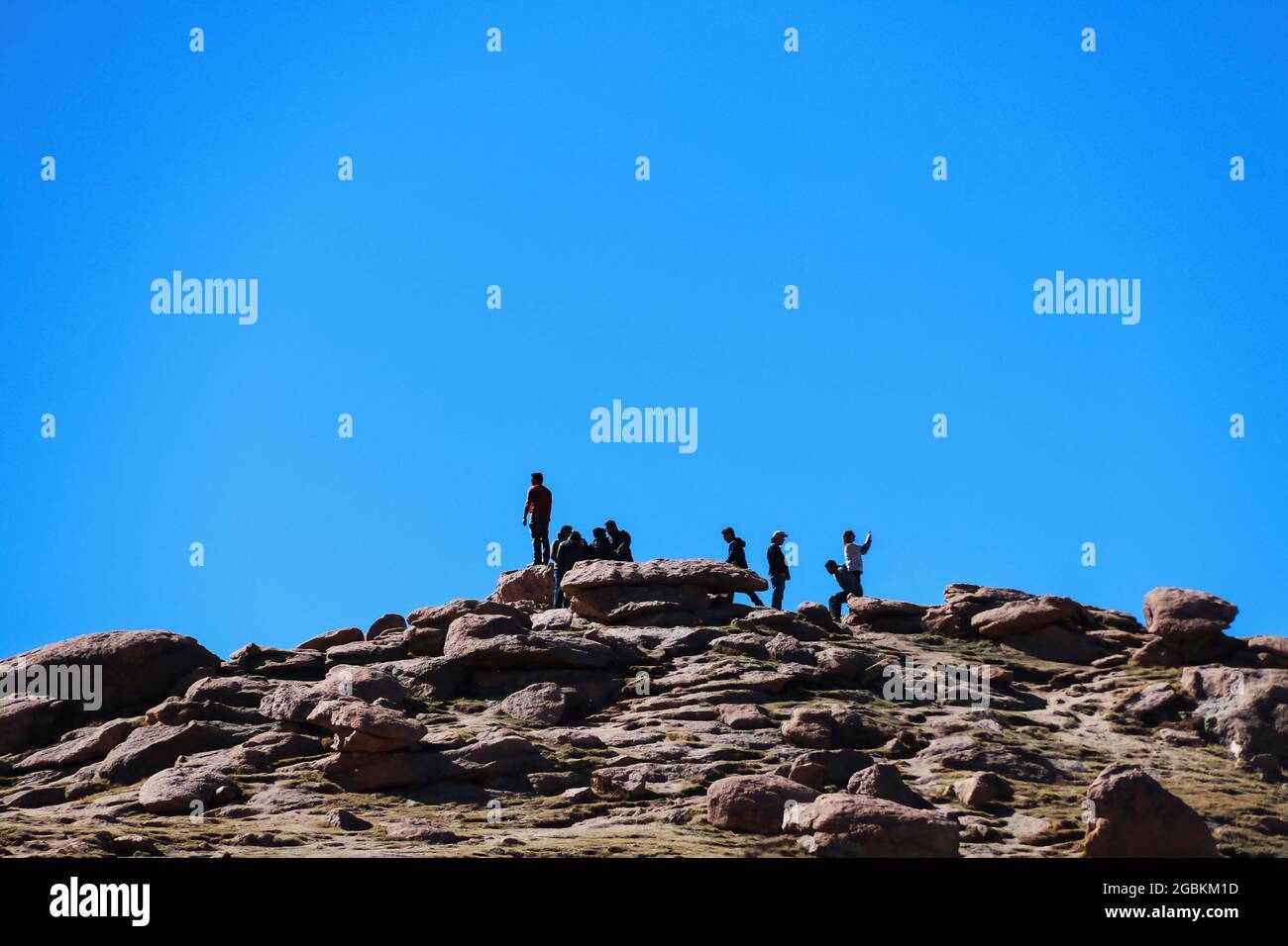 Touristes sur un éperon rocheux élevé regardant dehors et prenant une photo de téléphone - près du sommet de Pikes Peak dans le Colorado USA au-dessus de la ligne de treeline Banque D'Images