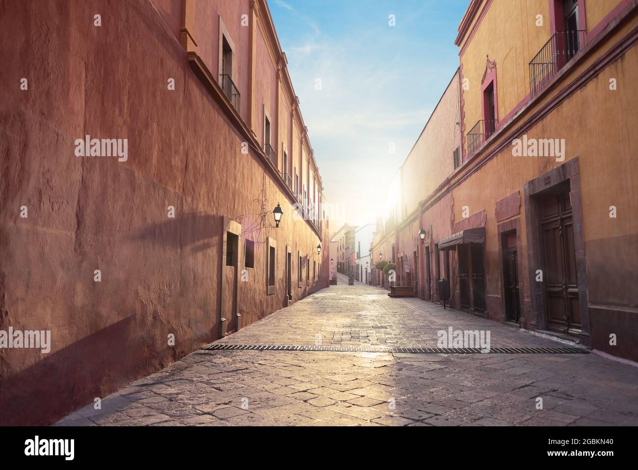 Rue touristique traditionnelle dans le centre de Querétaro, ville historique, personne, lever du soleil, architecture coloniale Banque D'Images