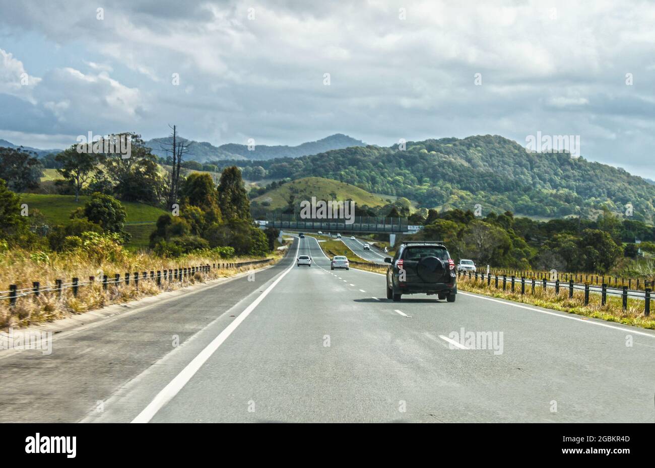 Conduite dans l'arrière-pays de l'Australie orientale - sud du Queensland - avec beaucoup de circulation sur quatre voies de route à travers les collines rurales Banque D'Images