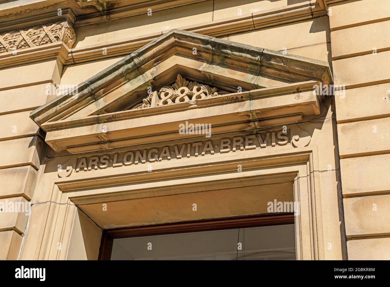Pierre sculptant au-dessus d'une porte de l'établissement médical de Sheffield, disant « ars longa vita brevis », Sheffield, Yorkshire, Angleterre, Royaume-Uni Banque D'Images