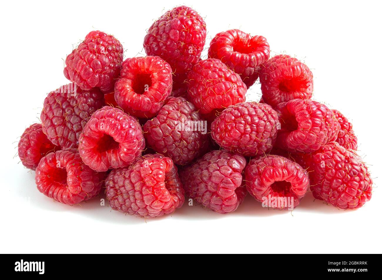 Baies de framboises mûres sur un bouquet isolé sur fond blanc Banque D'Images