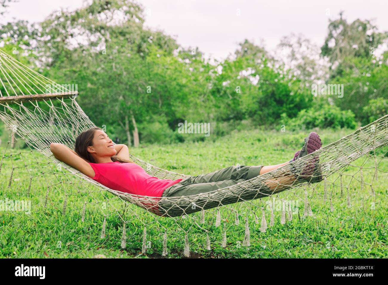 Joyeux été relaxation femme dormant dans le hamac arrière-cour de la maison  se détendre en profitant de la retraite Photo Stock - Alamy