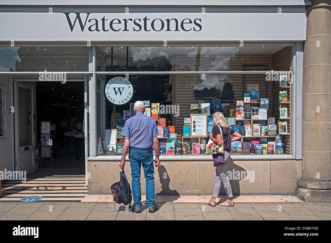 Clients potentiels regardant l'exposition de livres dans la fenêtre de Waterstones Bookshop sur Princes Street, Édimbourg, Écosse, Royaume-Uni. Banque D'Images