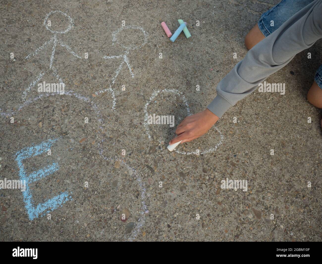 dessin dans la rue, jeux pour enfants, apprentissage, dessin avec craies Banque D'Images