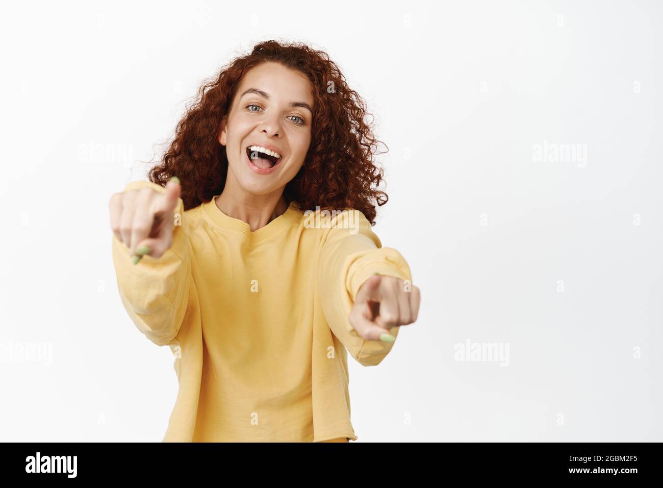 Image d'une jeune fille ravie qui pointe les doigts vers l'appareil photo, souriant joyeux, vous cueillir, choisir, inviter à travailler pour l'entreprise, féliciter, debout Banque D'Images