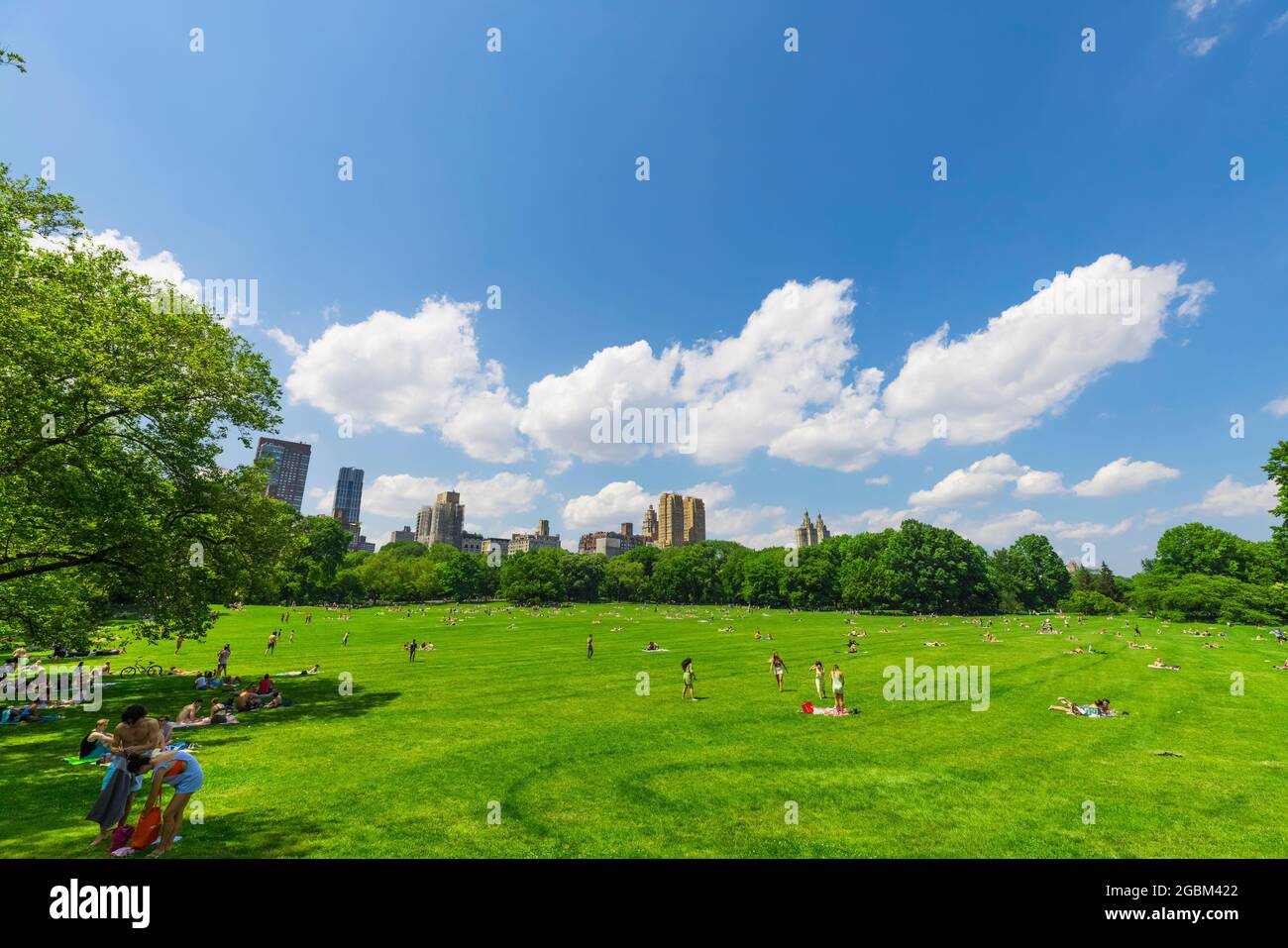 Les gens se détendent sur le Sheep Meadow of Central Park au milieu de la pandémie de New York. Banque D'Images