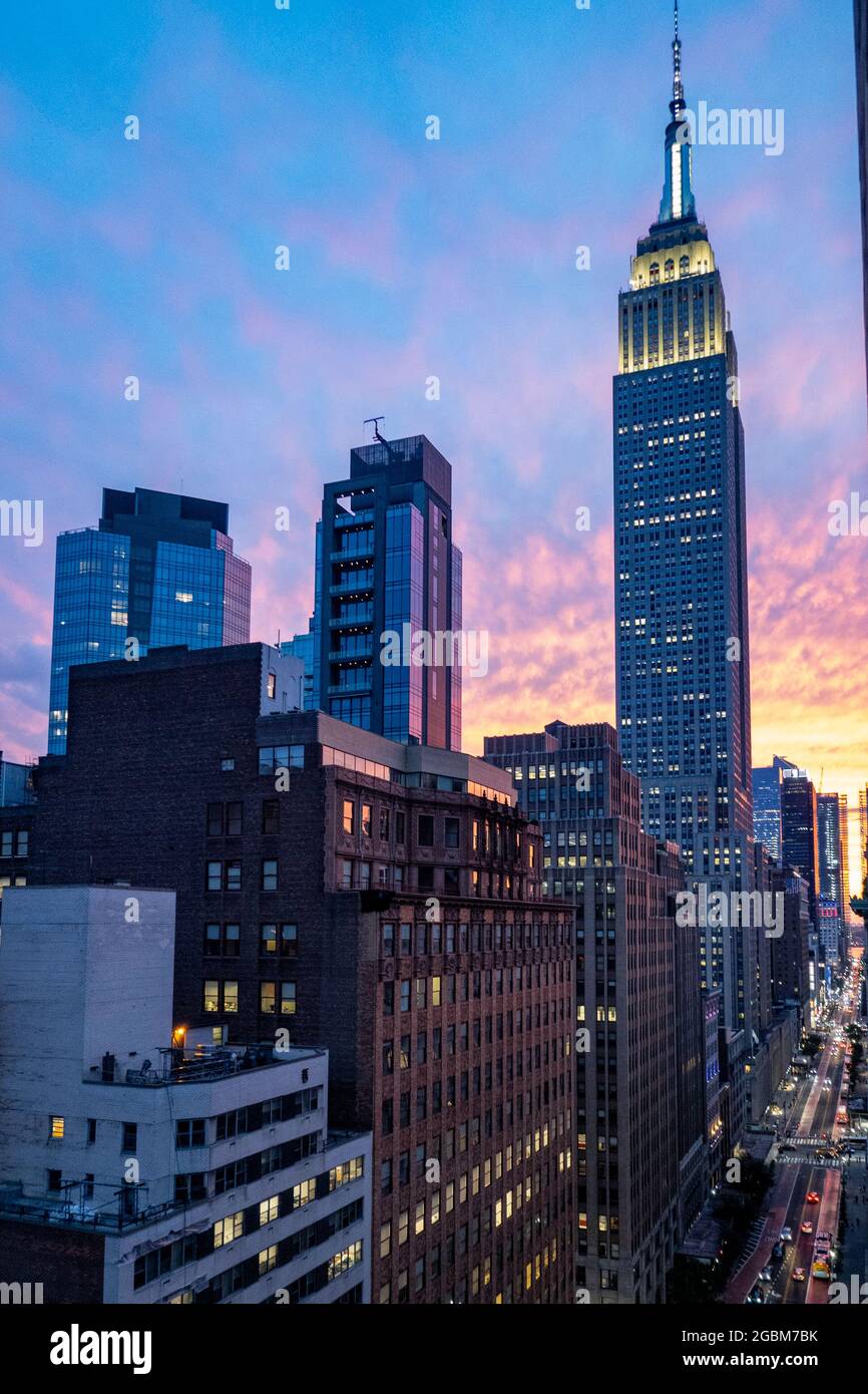 Empire State Building au coucher du soleil vu d'un appartement à Murray Hill, New York, Etats-Unis Banque D'Images