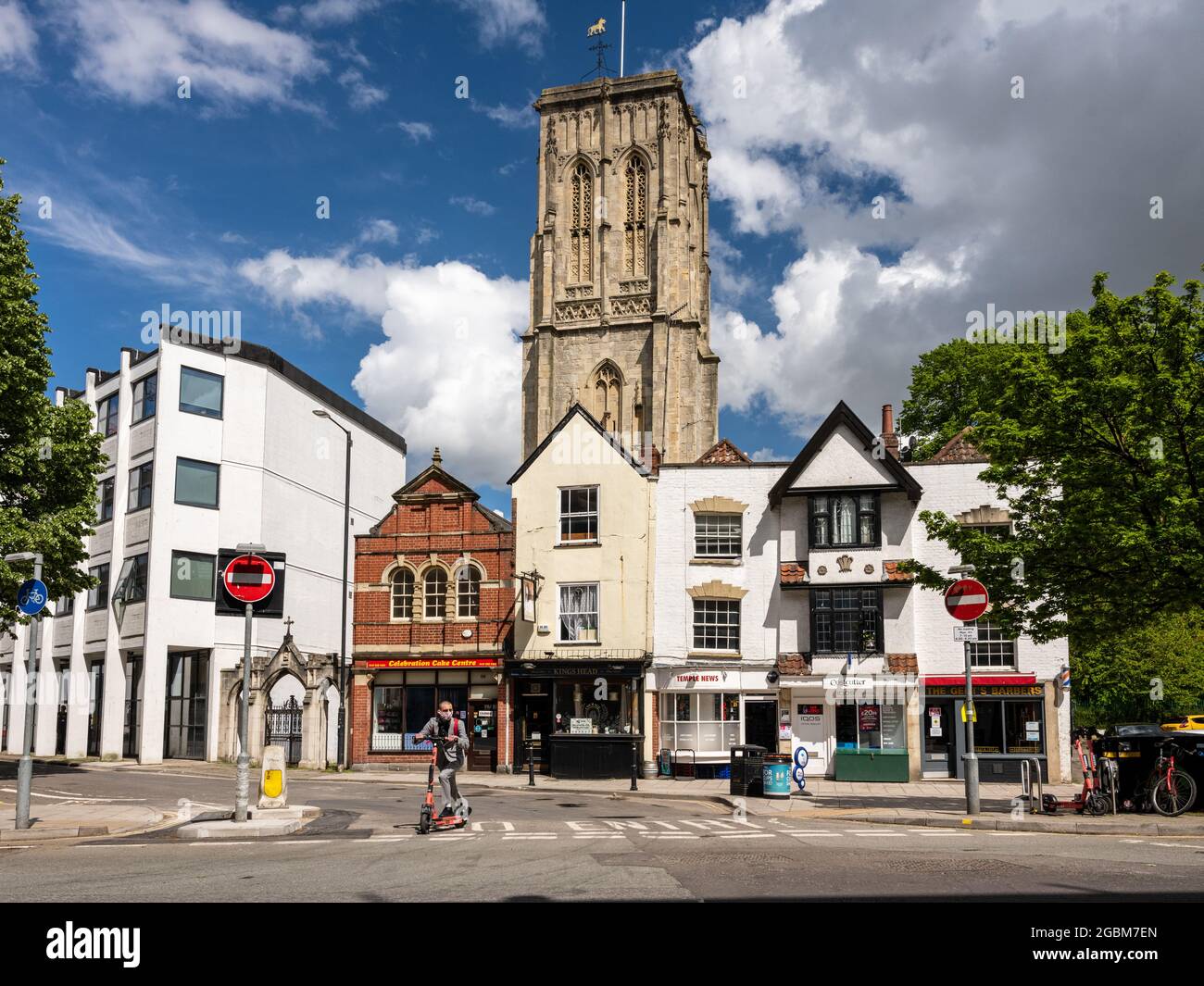 Le soleil brille sur la tour de Temple Church et les boutiques de Victoria Street dans le quartier Redcliffe de Bristol. Banque D'Images