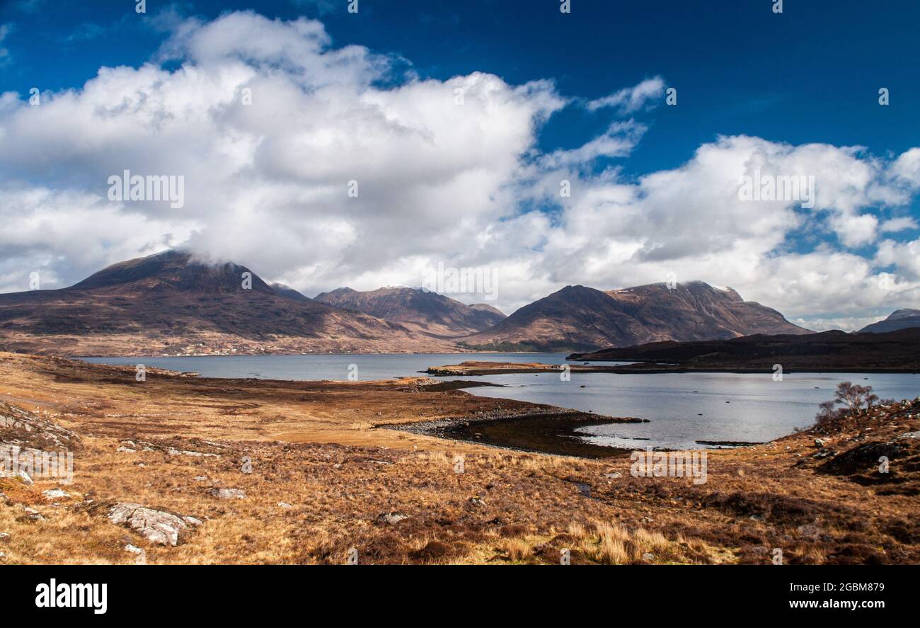 Les montagnes des collines de Torridon s'élèvent des rives du Loch Torridon, dans les Highlands du Nord-Ouest de l'Écosse. Banque D'Images