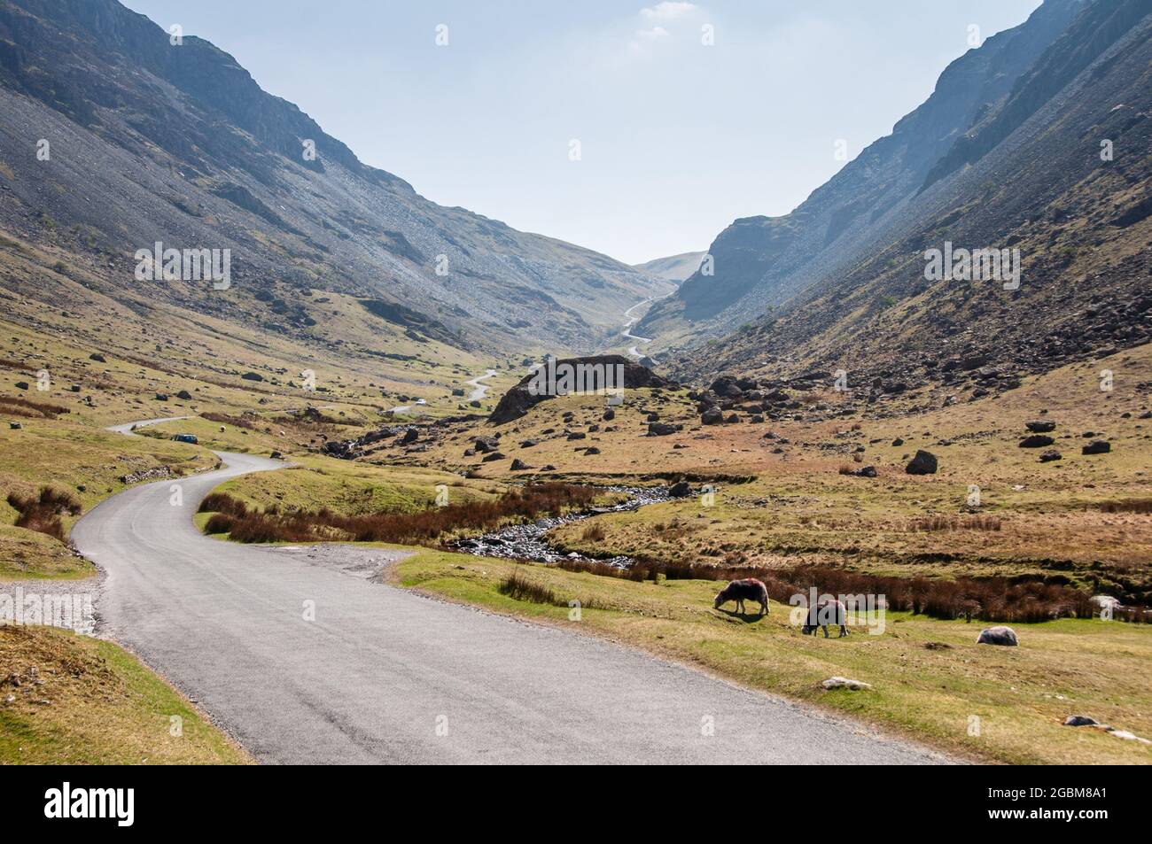 La route sinueuse de Honister Pass traverse la vallée de Gatesgarthdale sous les montagnes du Lake District d'Angleterre. Banque D'Images