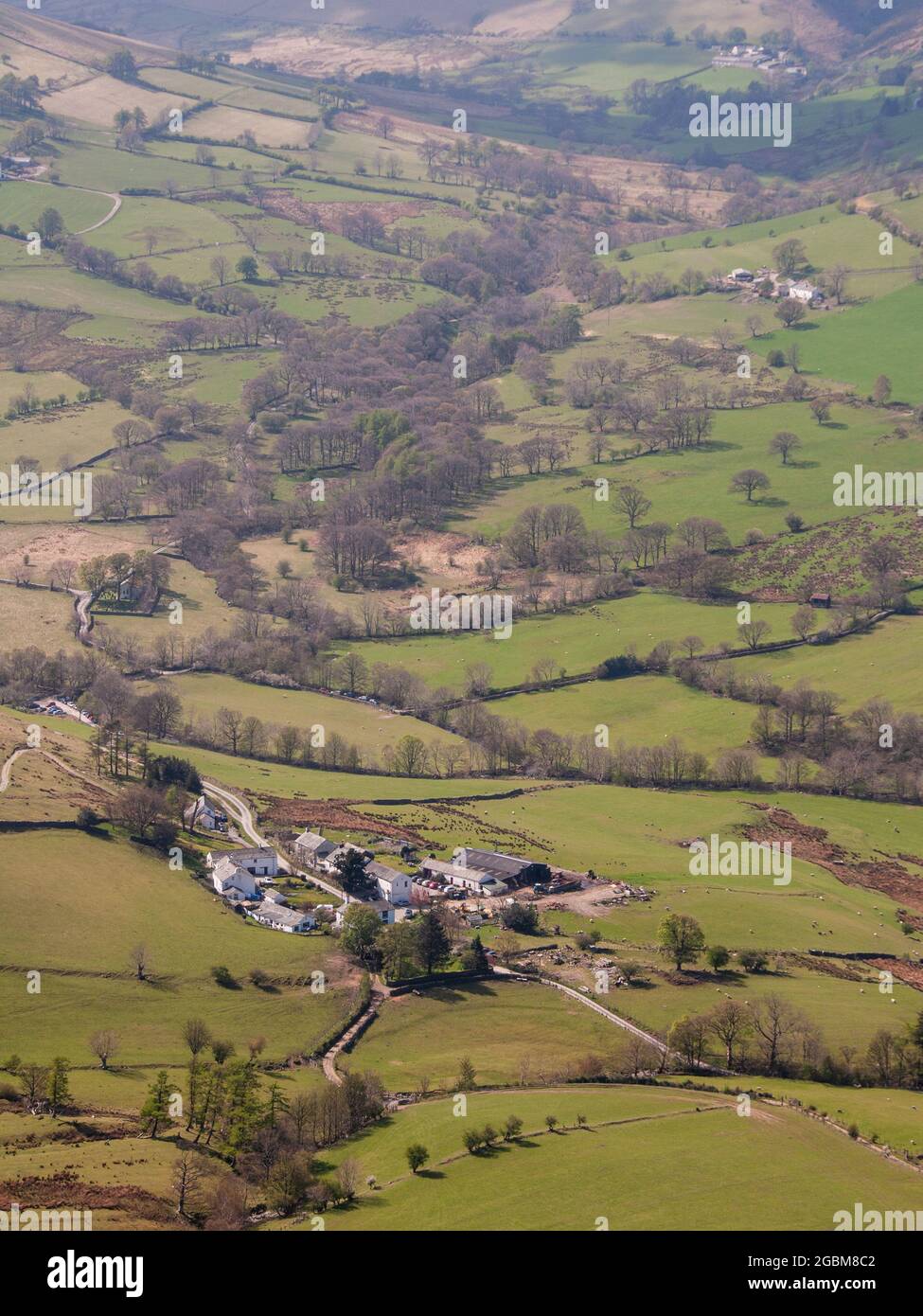 Le soleil brille sur les fermes de la vallée de Newlands sous les montagnes du Lake District d'Angleterre. Banque D'Images